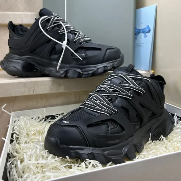 Smart Store Dual-Colour Chunky Sneakers – Bold Comfortable Everyday Footwear